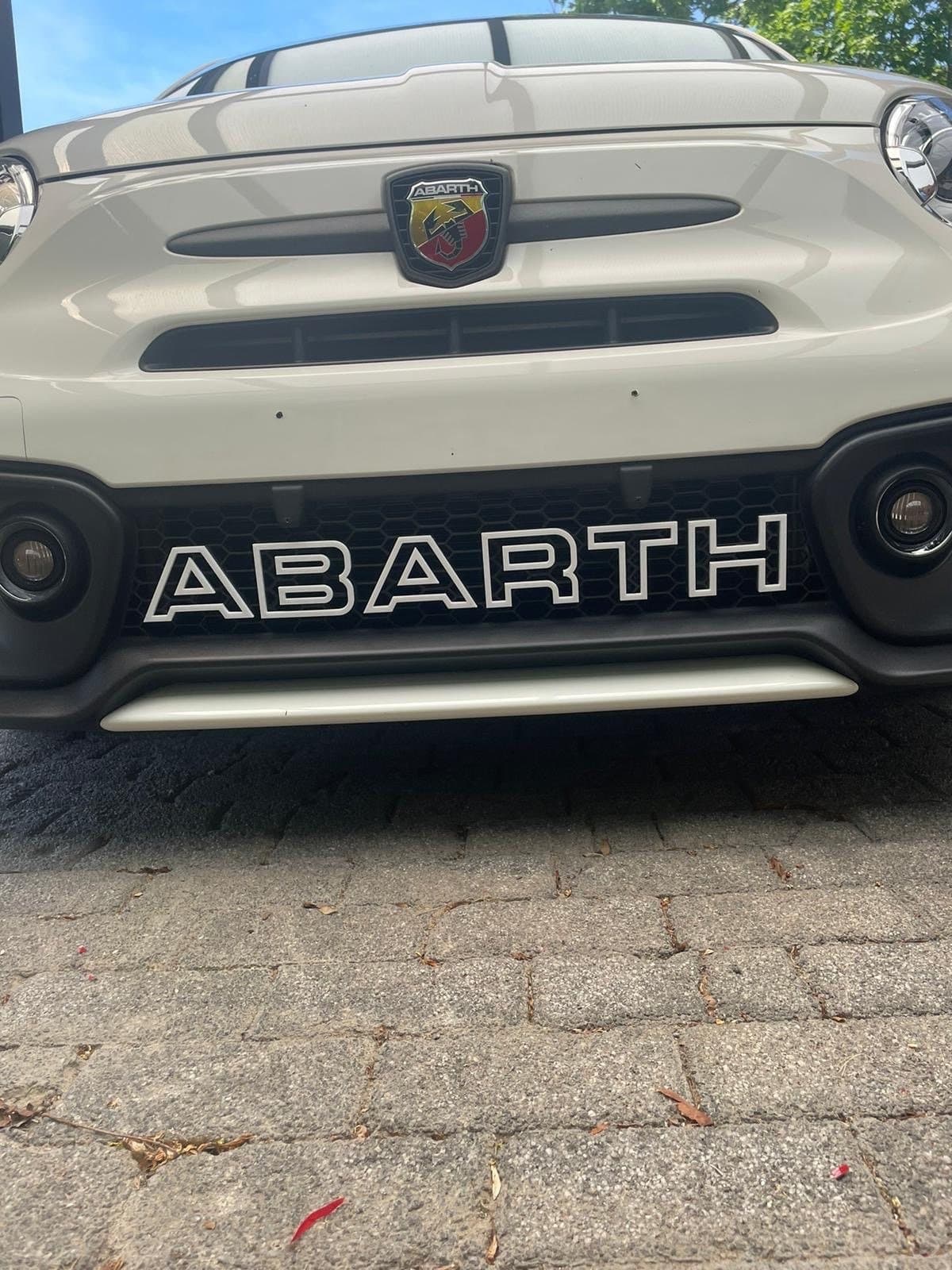 Abarth Grill-Buchstaben mit Wabenstruktur – 1